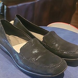 Trotters "Deanna" slip on shoes Sz. 9.5.Black Mini Dot Leather Uppers. (#1381)